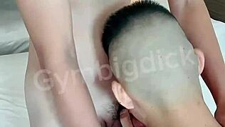 亚洲肌肉gay男硬干男友，超欲火焚身