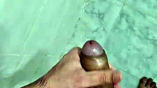 Katso tätä pulskaa twinkkiä runkkaavan kunnes kumin suihkussa?