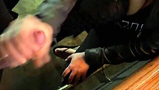 Fui Pegada Fazendo Sexo no Glory Hole do Cinema e Saí com Gozo Por Todo Lado