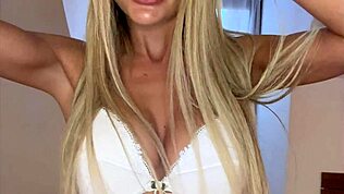 Прва компилација Molly Volk из Аустралије са малом тинејџерском пичком у акцији! Вау!