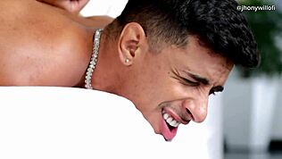 ما قدرتش أقاوم، ها؟ المدلك خلص بضربي نيك قوي في الجزء الثاني!