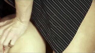 Кати Роуз язди твърд кур в догги с кремпай сцена!