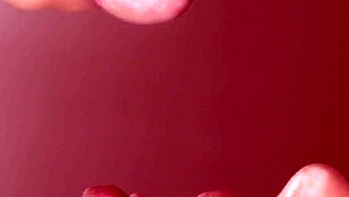 Mała dziwka ssie kutasa, wytrysk w buzię szybko!