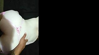 Έι, δες αυτή τη σεξί ξανθιά milf να καβαλάει cowgirl με τον μεγάλο κώλο της λυγισμένο