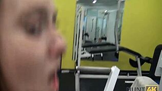 וואו, חתיכה מדהימה מציעה כוס מגולחת תמורת כסף בחדר כושר