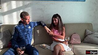 Mec de rue offre un verre à une fille modeste, ça devient chaud avec une pipe et plus