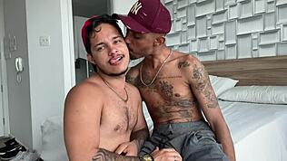 ראיתי את המקועקע באוטובוס עם זין ענק, קראתי לו