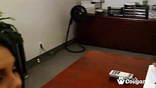 ¡Compañeras de trabajo cachondas tienen un trío lésbico caliente en la oficina! 🔥