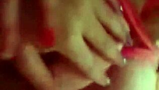 Красивая и большая девушка мастурбирует и трахается с сырой азиатской страстью.