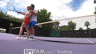 Demi-frère apprend tennis à demi-sœur avec grosse bite