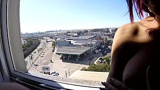 Сарада голая у окна отеля, показывает большие титьки вуайеристу в аэропорту, кончает кремпаем