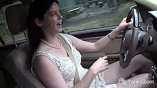 นักแสดงสมัครเล่น Savannah Sly สั่นไหวสุดแรงด้วยไวเบรเตอร์ในฉากรถคนเดียว