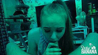 Pušem kurac i dodirujem sebe u mraku, švedsko pipanje gutanje pušenje POV 😏