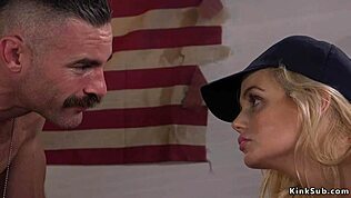 Espiã com peitos enormes amarrada e fodida em submissão bondage