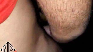 Jag tittar på en mogen man med min pojkvän medan han kysser mig, leder till oväntade händelser