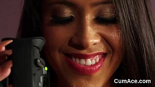 Peach fierbinte devorează fiecare picătură de spermă pe față