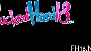 תראה את החמודות בנות 18 בפעולה מפתיעה