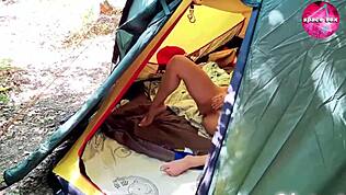 Zaznal sem to punco, kako se sama masturbira med kampiranjem, tako vroče v hentai stilu.