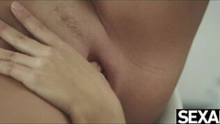 Горячие лесбиянки жадно чавкают мокрые губки пизд друг дружки