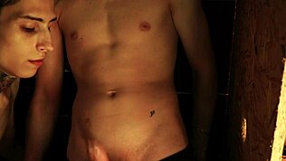 Twink Teruja Di Glory Hole, Hisap Batang Orang Asing Santai