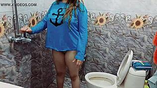 Echte Indiase stiefzus betrapt op pissen en vingeren in badkamer op verborgen cam