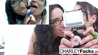 katson tätä kuumaa lesboskenetta dildolla ja suullisesti