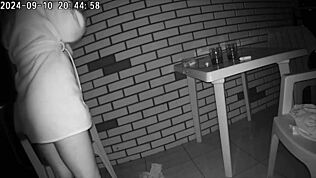 אישה דופקת חבר של בעל כדי לכסות חובות אמיתיים