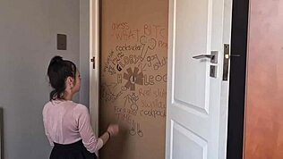 ¿Por qué esta puta de gloryhole chupa y menea para pasar por la puerta?