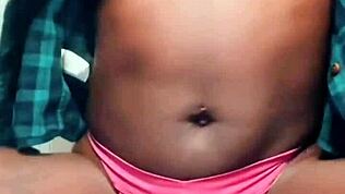 Wow! Seksy svart modell med store pupper danser og facesitter i interracial 69