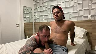 Weißer Südtourist lutscht meinen Schwanz sitzt geil drauf bis Arsch Creampie