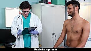 Hei, doctorul nu rezistă să sugă pula mare a pacientului la serviciu!