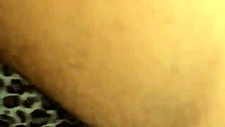 Η γκόμενά μου απολαμβάνει διπλή διείσδυση με δύο πούτσες στο μουνί της