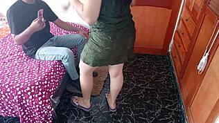 Je baise secrètement mon ami gay pendant que mon mari est absent, en montrant ma lingerie.