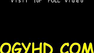 Så, hvordan håndterer denne dampende unge 18+ jenta en gammel fyr?