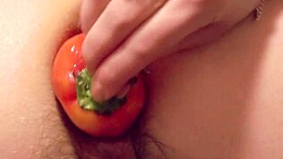 Saya obses dengan sisipan sayur ekstrim dalam pantat berbulu saya di dapur!