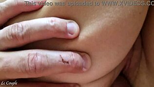 Büyük Göğüslü Arkadaş Yatak Odasında Parmaklanıyor!