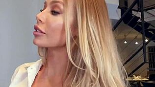 Blond bombe Nicole Aniston rider stedsøns store pik i strømper