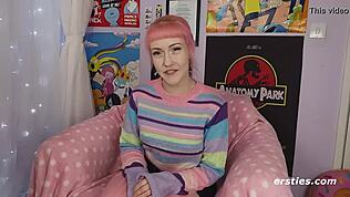 Sexy Evie si hraje na detailní dvojitou penetraci s hračkami