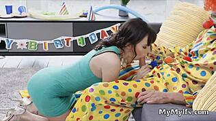 Ibu rumah tangga horny naik kontol keras badut dengan liar