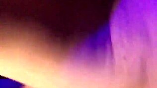 Uprostřed noci masáž a snažím se netenčit příliš nahlas