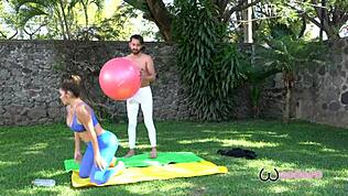 Meksikalı iri kalçalı fahişe yoga hocasını baştan çıkarıp sikini alıyor