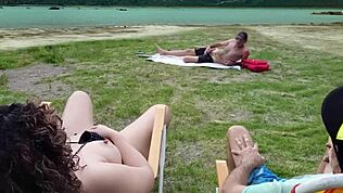 Voyeur si sega sulla spiaggia mentre mi tocco in pubblico