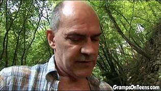 Hűha, copfos barna csaj baszva és leöntve kint! Annyira forró! 🔥