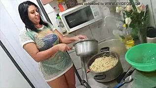 Sarah Rosa cocina pasta sexy en lencería