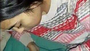 सेक्सी लड़की बड़ा लंड चूस रही है?