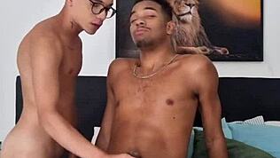 Ragazzo bianco magro mi ha chiamato per studiare ma ha preso un cazzo nero nel culo.