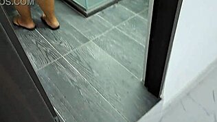 Jeg onanerer mens jeg ser på den store røva til min vakre stemor