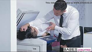 Pisarniška simpatija s tesno sekretarko Rino Ellis, ki jo močno jebejo