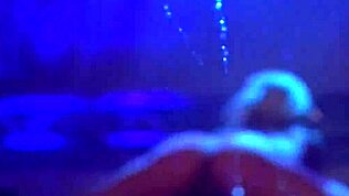 Kolla den vilda offentliga dildoshowen med flexi styvdotter!