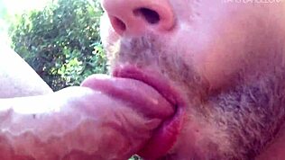 Suger mange store kukker i denne homse utendørs blowjobvideoen med cumshots